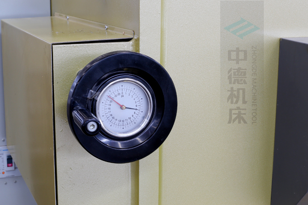 ZDG-632刀片間隙調(diào)節(jié)裝置，設(shè)置在機(jī)架前面，并有刻度顯示，調(diào)節(jié)方便.jpg