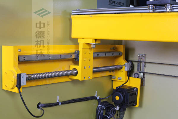 ZDPK-10032X軸配有滾珠絲桿及直線導(dǎo)軌，大功率伺服電機(jī)，鋼絲同步帶，能顯著提升X軸定位精度及速度