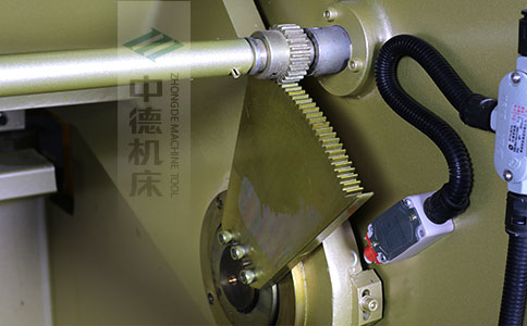 ZDS-840采用高精度刀片間隙調節齒輪，經過淬火高硬度又耐磨，表面鍍鋅不生銹，長年累月使用依然有很高的調節精度.jpg