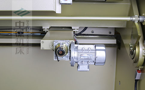 ZDS-840剪板機后檔料結構，平行度高，并采用國內一流品牌軸承，耐磨抗壓壽命長.jpg