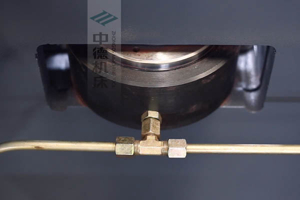 ZDPE8025高精度液壓撓度補償，高品質油缸，有效補償中間位置角度偏差.jpg